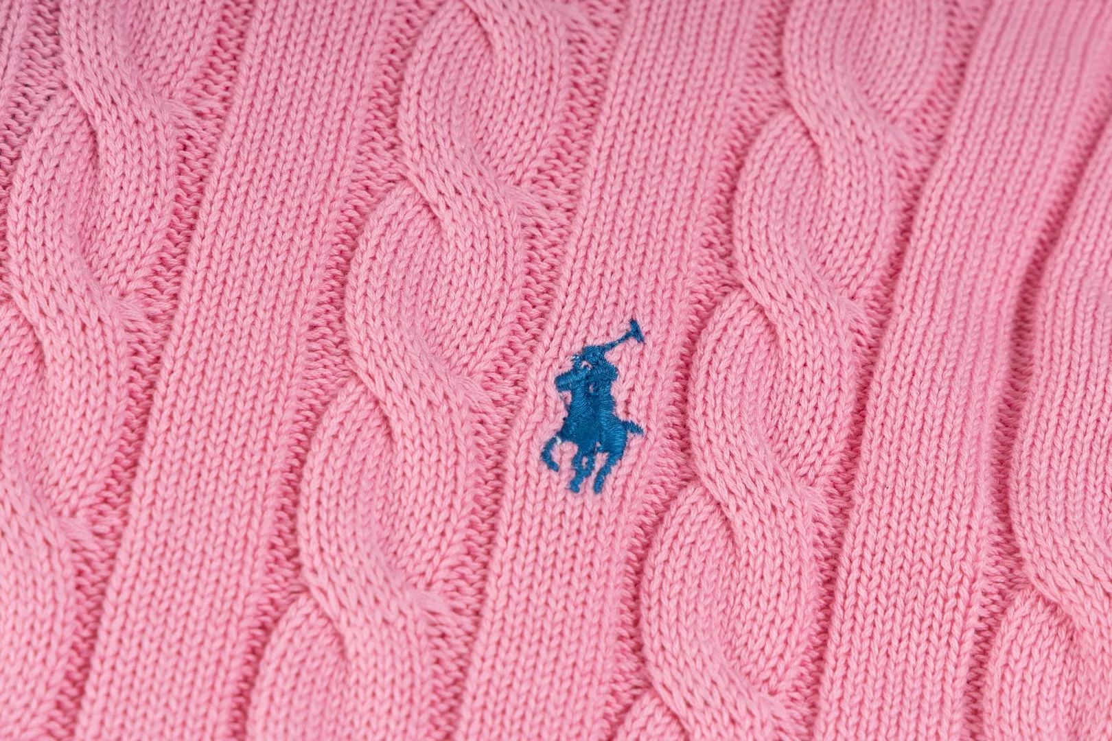 P236 #R92 RALPH LAUREN Ralph Lauren fifteen colors classic small label embroidery logo turtleneck pullover half-zip knitted cable sweater with high-density LOGO embroidery on the chest and original customized tag accessories. Made of pure cotton yarn, pure cotton is skin-friendly and comfortable, small label war horse embroidered twist turtleneck sweater 🐎 high quality, follow the blogger to learn how to wear it! Let’s buy a Ralph Lauren cable sweater. It’s a super hard-to-find series after it became popular. It’s hard to find one on the official website. It’s simple and practical to wear, with a lazy and loose feel. The thickened fabric has more texture, feels soft and delicate, and has a loose fit. Whether worn alone or layered, you can wear different styles of fashion with just one piece!   Size：XS S M L